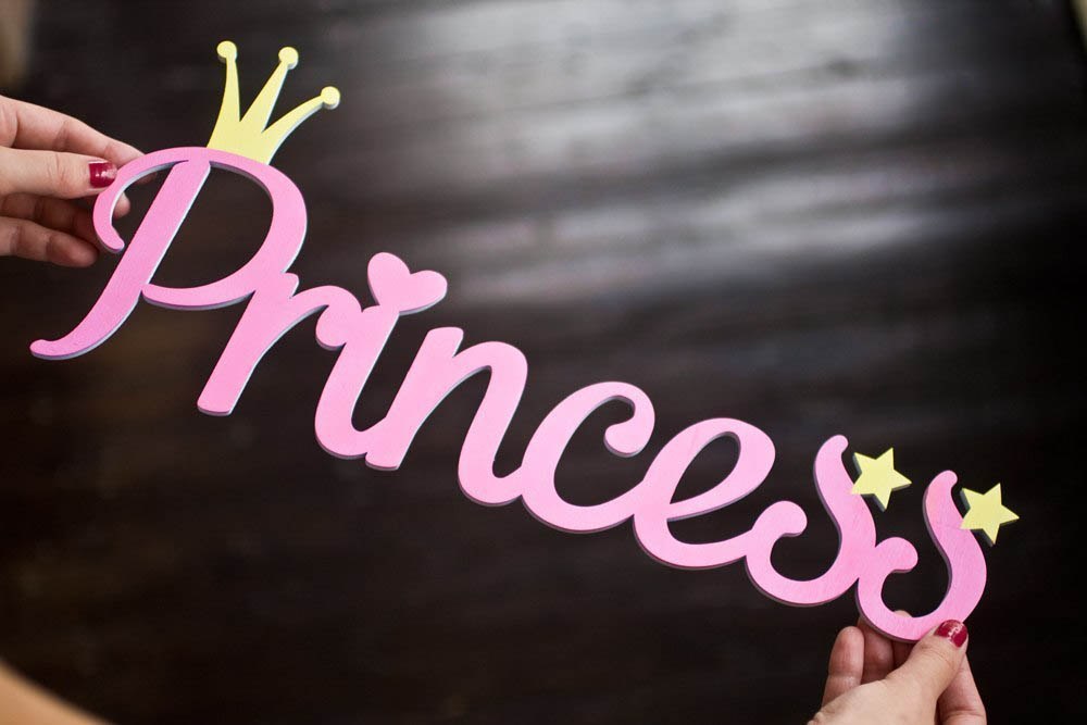 Английское слово девочка. Принцесса надпись. Девочки надпись. Красивая надпись принцесса. Надписи из дерева для детской.